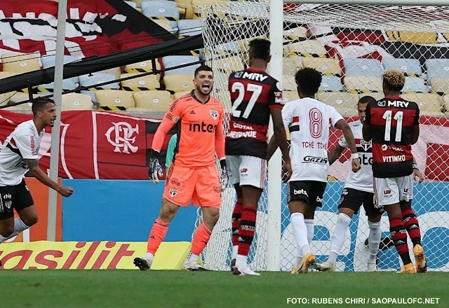 “É um prêmio por tudo o que ele faz”, diz Diniz após atuação de gala de Tiago Volpi contra o Flamengo