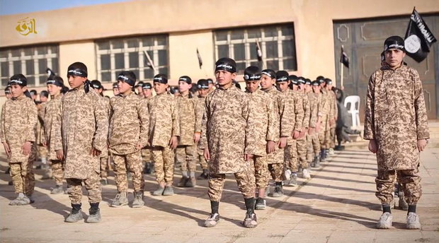 Az ISIS náci mintára hoz létre gyerekhadsegeret  