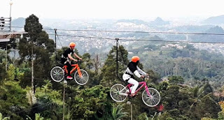 sepeda gantung salah satu fasilitas di puncak mas bandar lampung