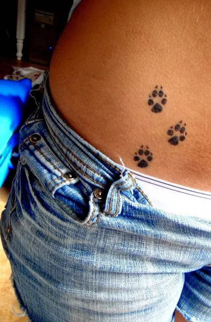 tatuaje de huellas de perrito
