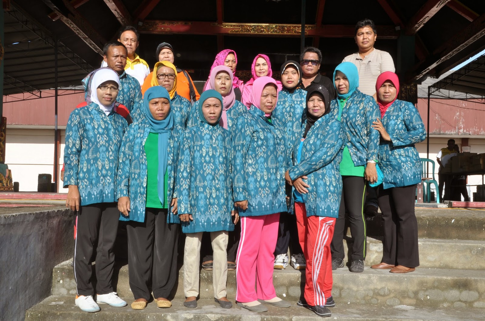 Ketua Pkk Lombok Tengahhj Baiq Irma Budianish Memasangkan Baju Seragam Kader Posyandu Se Kabupaten Lombok Tengah