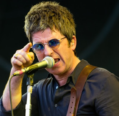 Foto de Noel Gallagher cantando en concierto