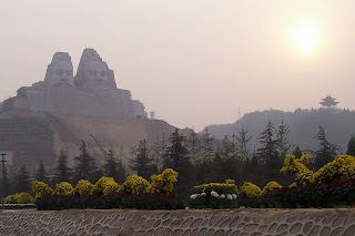 Estatua de los emperadores amarillos Yan y Huang