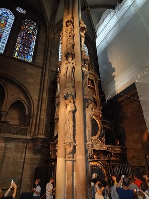 2017.08.22-015 pilier des anges dans la cathédrale