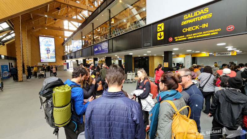Fila pra despachar mala no Aeroporto de Ushuaia