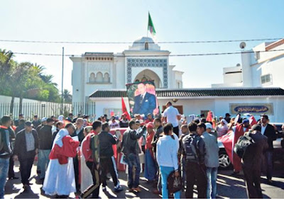 اختراق سياج السفارة الجزائرية والصعود الى سطحها وانزال العلم الجزائري ورميه الى المحتجين و تمزيقه