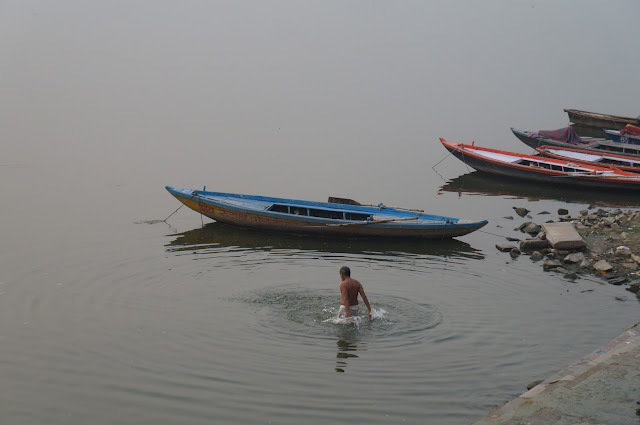 Matahari Terbit di Atas Sungai Gangga 