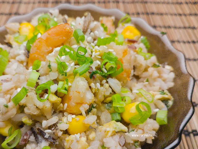 Жареный рис с яйцом и креветками: рецепт с фото