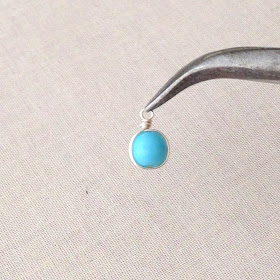 great way to make a framed bead dangle for jewelry when you don't have any headpins or want something more decorative. DIY, Free tutorial