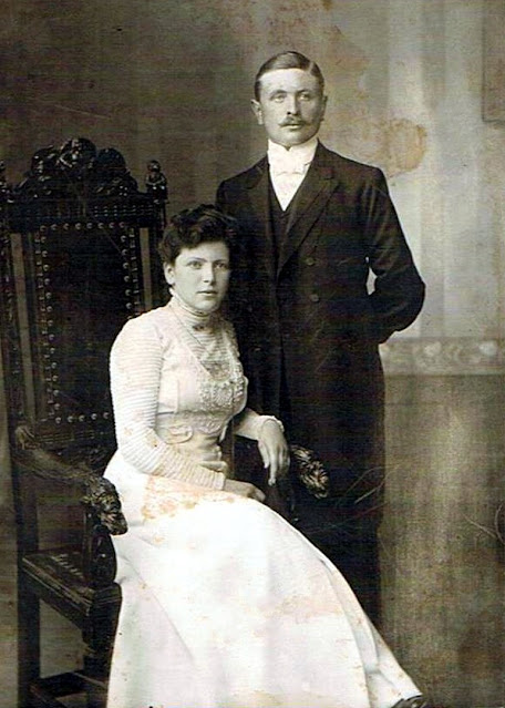 Eine der bedeutenden Frauen aus der Betriebsgeschichte: 1909 erbt Katharina Müller den Besitz von ihrem Vater. Durch ihre Heirat mit Johann Tesch kommt das Weingut zu seinem heutigen Namen.
