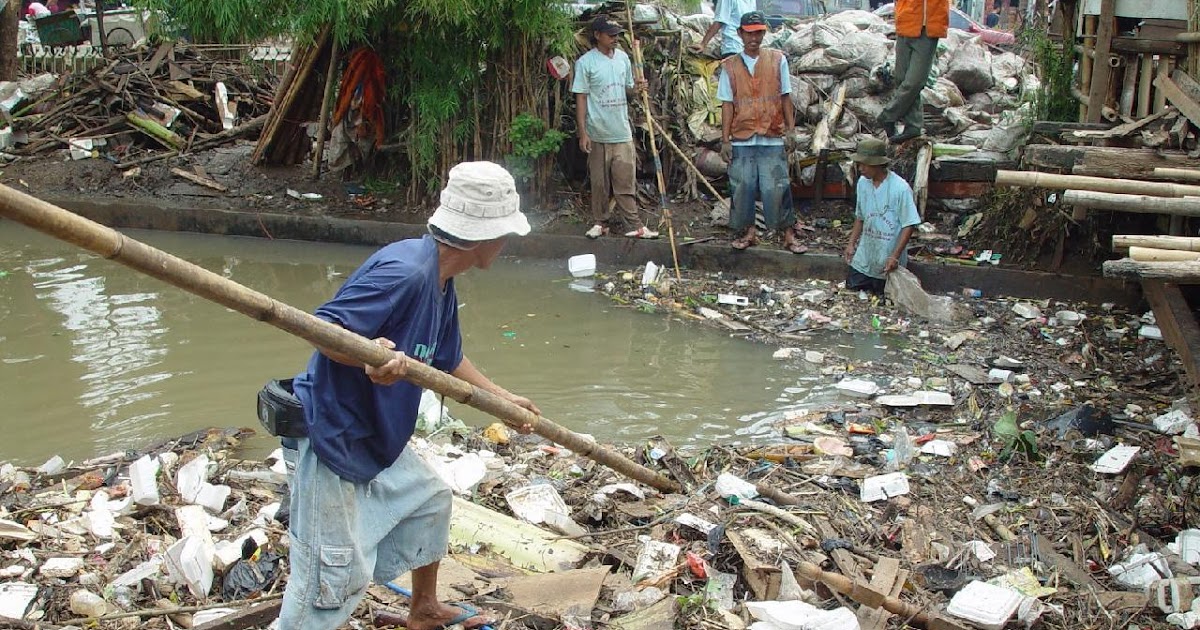 Penyebab pencemaran air di sungai tanah dan laut