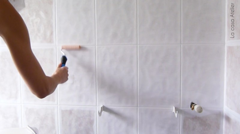 5 pasos para pintar azulejos de baño con éxito