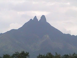 Gunung Daik Bercabang Tiga , bentuknya Mirip Gigi Naga Dihuni Makhluk Halus 