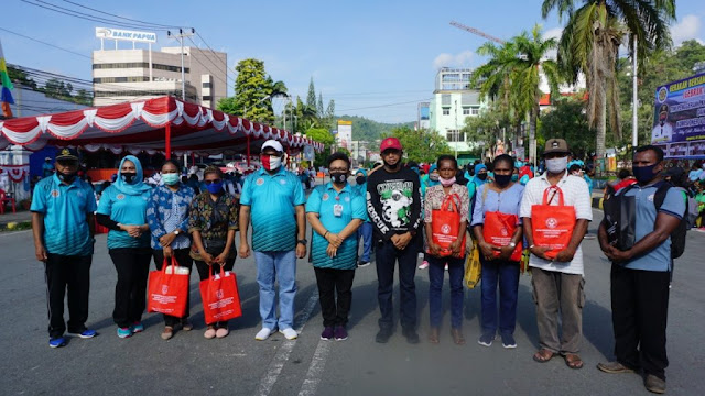 Benhur Tomi Man Bagi 3930 Masker TP PKK dan Komisioner V DPN IKAPTK Untuk Masyarakat Jayapura