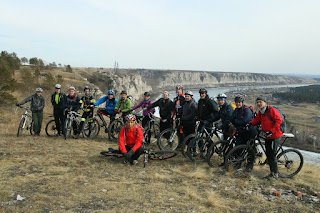 Велосипедисты на скале реки Белая