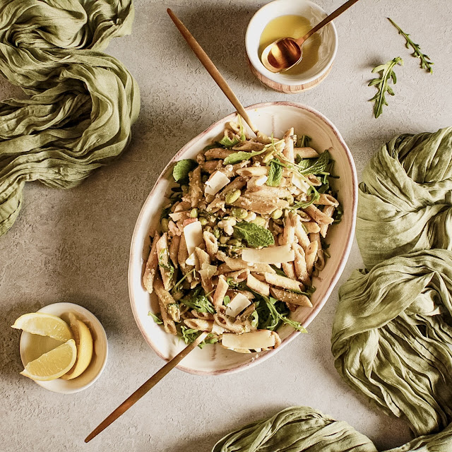 PASTA IN A PLATTER WITH LEMON AND PESTO