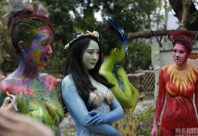 Wanita di wilayah Hainan menjadi haiwan yang berbeza  berjalan di sekitar zoo