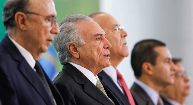 Porém, o mais revelador são os compromissos de trabalho, exclusivamente com parlamentares e dirigentes partidários sócios do golpe de Estado. Não está agendado nenhum compromisso para tratar das urgências e prioridades do país, mas somente encontros entre golpistas, muito provavelmente para tratar da partilha do butim.
O presidente usurpador encontra tempo para receber, ainda, a deputada brasileira no Parlamento italiano, Renata Bueno, que é filha do deputado federal Rubens Bueno, do PPS/PR. Segundo oWikipédia, Renata Bueno é esposa de Juliano Borguetti, que por sua vez é irmão da vice-governadora do Paraná, Cida Borguetti [PP], e cunhado de Ricardo Barros, [também do PP], o ministro usurpador da Saúde, que votou a favor de Eduardo Cunha no Conselho de Ética da Câmara dos Deputados.