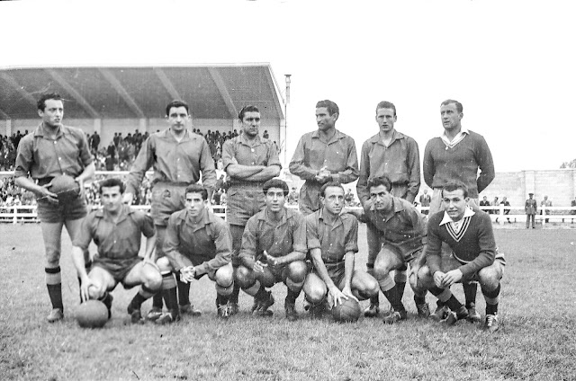 📸REAL VALLADOLID DEPORTIVO 📆3 octubre 1954 ⬆️Tini, José Luis, Lolo, Lesmes I, Murillo, Saso. ⬇️Lasala, Lasuén, Matito, Losco, Carlos Ducasse y Benegas (portero suplente). DEPORTIVO ALAVÉS 1 🆚 REAL VALLADOLID DEPORTIVO 4 Domingo 03/10/1954. Campeonato de Liga de 1ª División, jornada 4. Vitoria, Álava, España, estadio de Mendizorroza. GOLES: ⚽0-1: 16’, Carlos Ducasse. ⚽1-1: 50’, Wilson. ⚽1-2: 53’, Lasala. ⚽1-3: 75’, Lasuén. ⚽1-4: 88’, Carlos Ducasse.