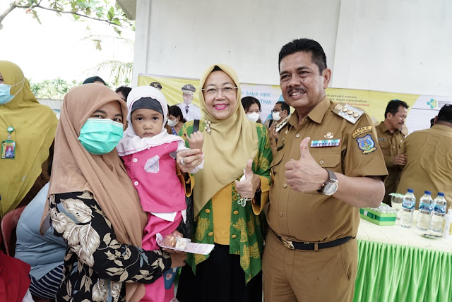 Warga Tebing Tinggi Antusias Membawa Anaknya untuk Diimunisasi Polio