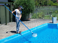 Sassi beim Poolreinigen am Heiligabend