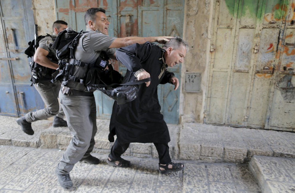 Video: Polisi Zionis Israel Injak Sajadah Masjid Al-Aqsa