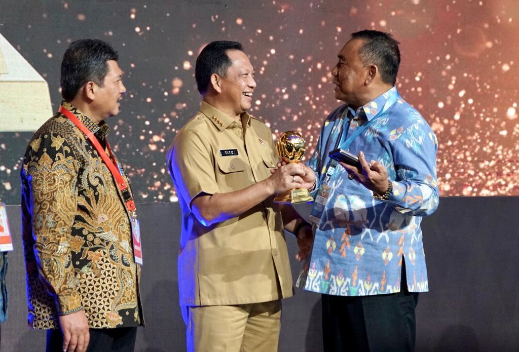 Bupati Tamba saat menerima penghargaan UHC Award 2023 di Balai Sudirman, Jakarta, Selasa, (14/3/2023). (Foto: Ist)