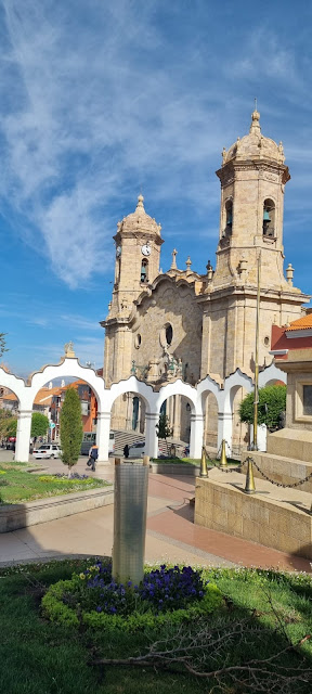 Die Kathedrale und die Plaza 10 deNovember in Potosí Bolivien.