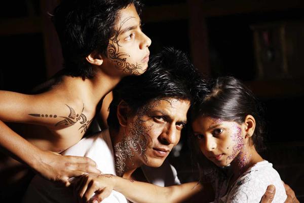 SRK and his children looked cute together especially with the henna tattoos