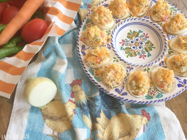 Huevos-rellenos-con-arroz-aceitunas-tomates