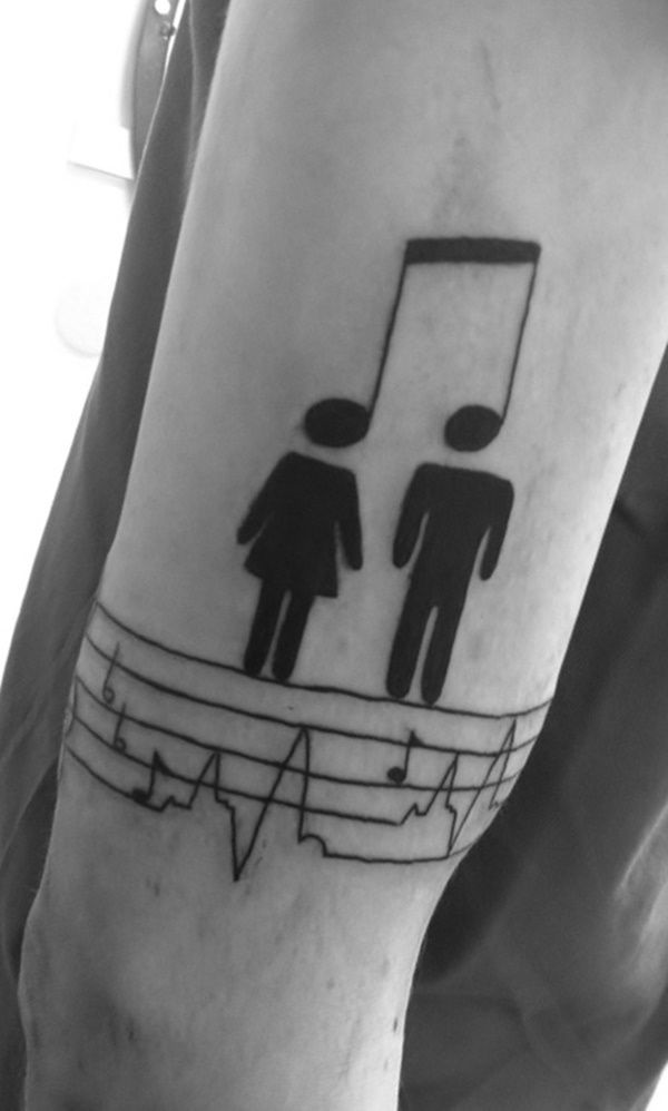 Uma nota musical cria a cabeça para um par de simplificado representações de pessoas que estão acima de um conjunto de bares musicais neste inspirada tatuagem.