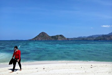 kegiatan snorkeling dan berenang di pulai noko