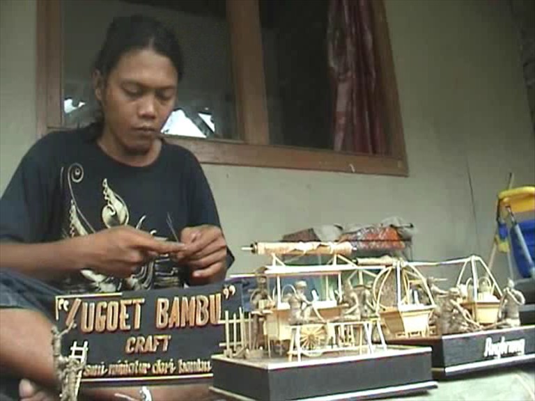  Kerajinan  Miniatur  Bambu  Kreasi dari  Limbah Bangunan