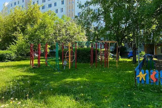 Боровское шоссе, жилой дом 1981 года постройки, детская площадка
