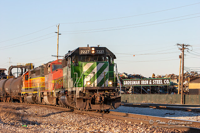 FURX 7227 (ex-BN, BNSF), BNSF 159 (ex-SF), and BNSF 7129 pass Grossman Iron & Steel