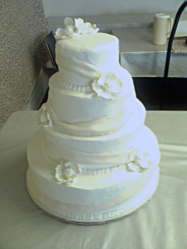  White  Wedding  Cakes  With Buttercream  Frosting  Wedding  Ido