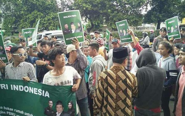 Perhatikan! Banyak Keganjilan Massa yang Mengaku Santri Ini saat Demo Kantor PBNU