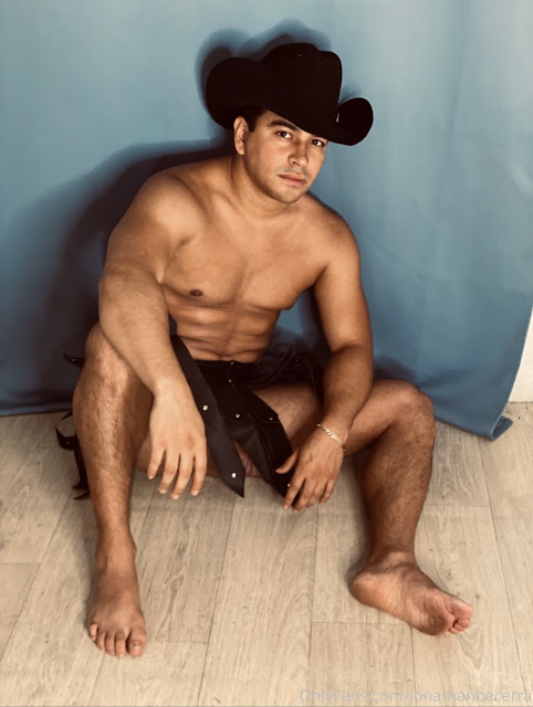 Jonathan Becerra desnudo en OnlyFans