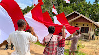 Semarak Merah Putih 1 Desember, Satgas Pamtas RI-PNG Yonif 725/Woroagi Kibarkan Bendera Bersama Masyarakat Di Ujung Timur Indonesia