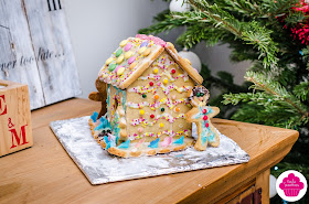 Maison en pain d'épices décorée avec glaçage et bonbons