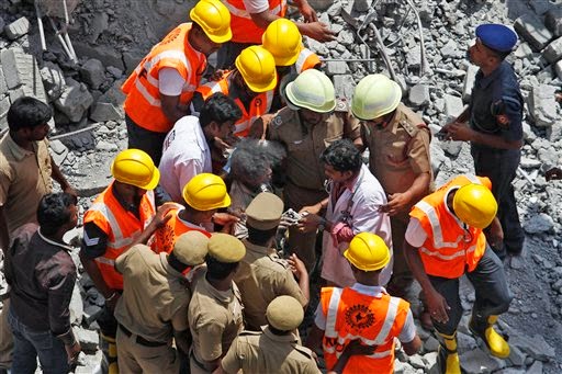 RESCATAN A DOS SOBREVIVIENTES DE PILA DE ESCOMBROS DEL DERRUMBE EDIFICIO DONDE MURIERON 19 PERSONAS EN LA INDIA