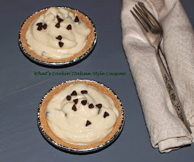 this is how to make a no bake cheese pie that are mini sized with mascarpone cheese