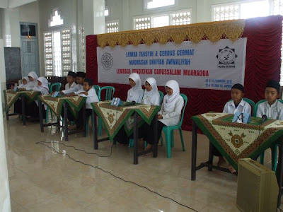 peserta darussalam mengikuti lomba cerdas cermat