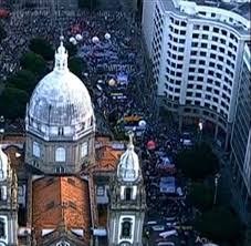 A imagem mostra multidões no Rio de Janeiro,na Candelária agora, manifestação começa a descer a Rio Branco nesse dia 11 de julho de 2013.