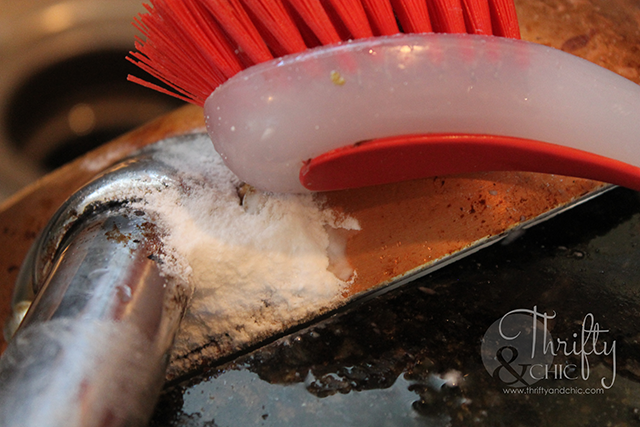 how to easily clean grease off pots and pans in seconds.