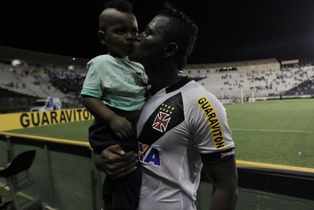 Artilheiro do Carioca, Riascos mostra que pode seguir no Vasco