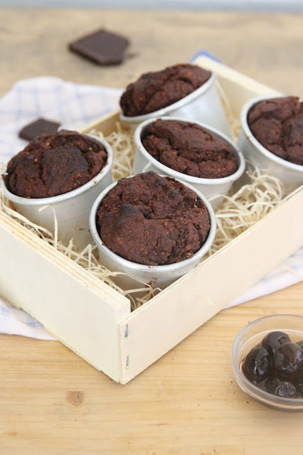 Cuillere et saladier : Muffins au chocolat et cerises amarena (vegan)