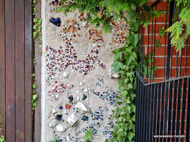 Warszawa Warsaw warszawskie mozaiki mozaika szklana Mokotów architektura design modernizm prl vibe kolorowe szkło Służew osiedle