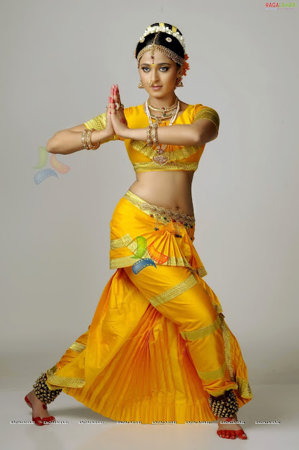 Anushka Hot as Chandramukhi in Nagavalli Movie