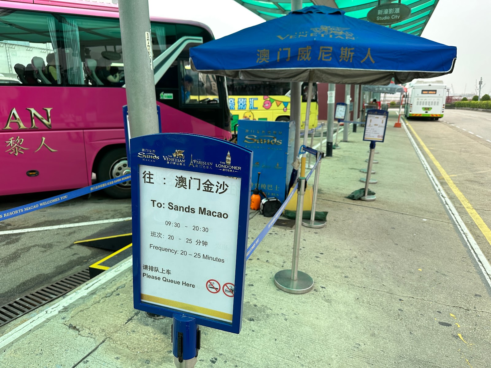首批香港市民8日零时乘坐穿梭巴士免检疫“通关”入境内地_央广网